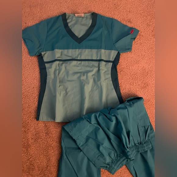 Reina Scrubs Size Small - Picture 4 of 8